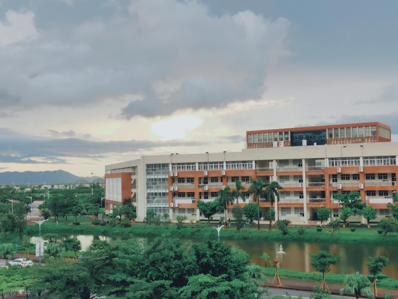 黎明职业大学录取分数线_黎明职业大学介绍与报考指南_2026年江汉大学专科录取分数线(2026各省份录取分数线及位次排名)