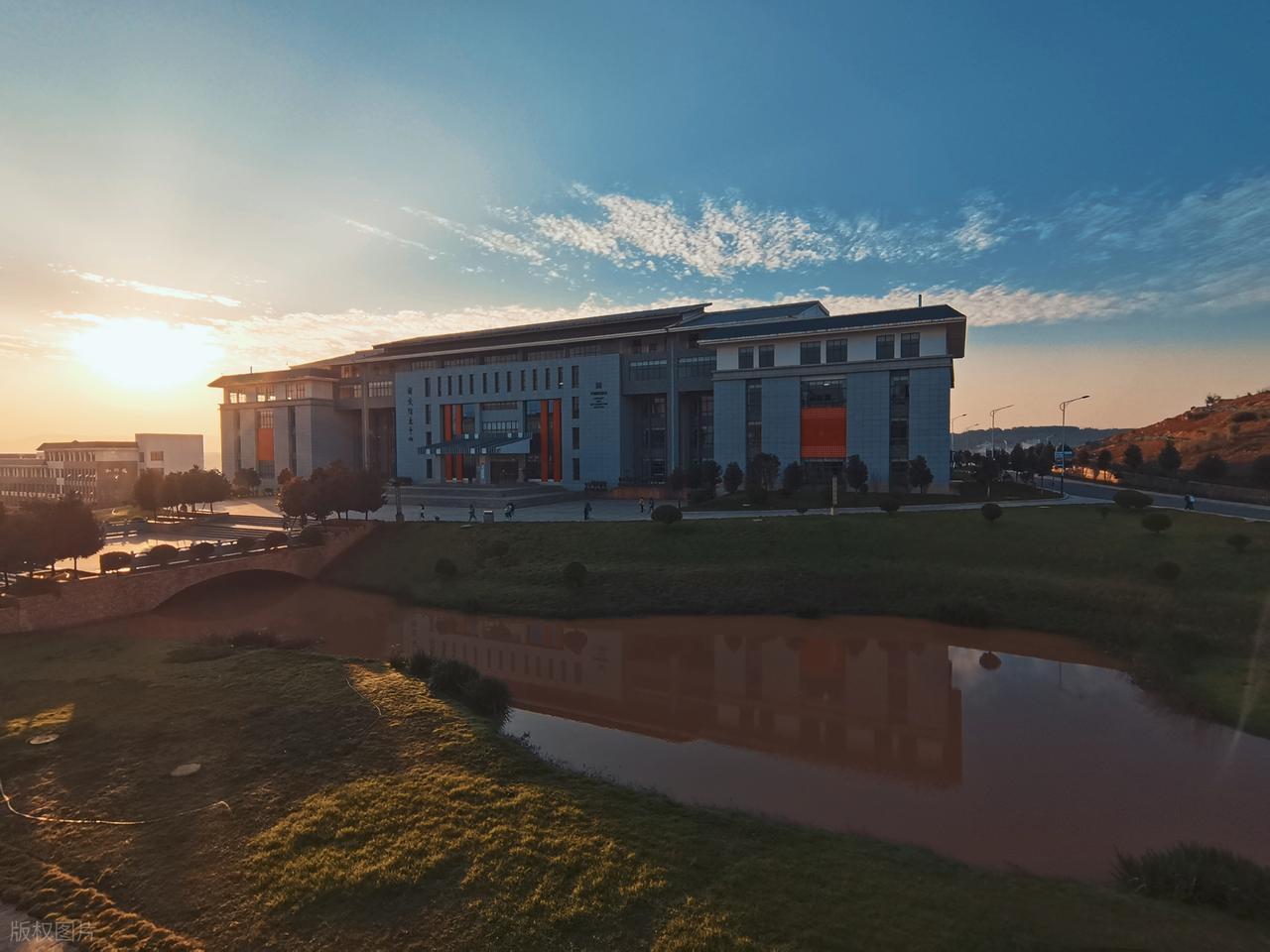 2026年江汉大学专科录取分数线(2026各省份录取分数线及位次排名)_黎明职业大学介绍与报考指南_黎明职业大学录取分数线
